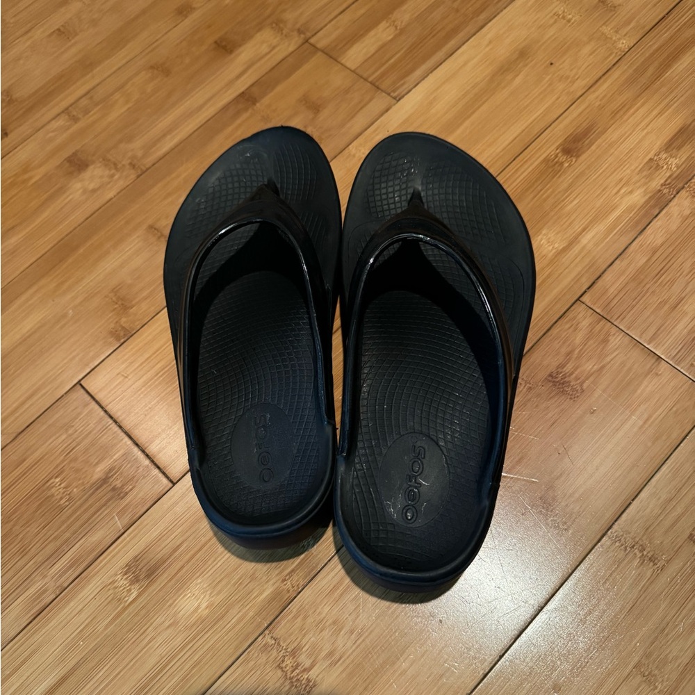 Black Oolala Oofos Flip Flops